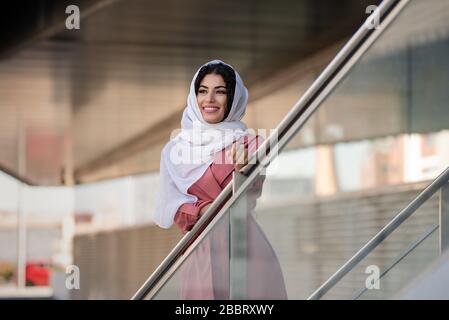 Junge Frau mit gemischten Rassen, die auf der Straße einen Hijab trägt Stockfoto