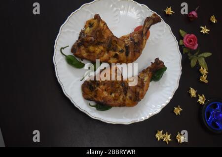 Hausgemachtes Backhuhn Tikka mit Platz zum Hinzufügen von Text Stockfoto