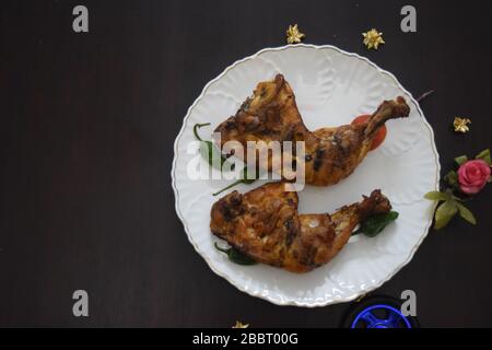 Hausgemachtes Backhuhn Tikka mit Platz zum Hinzufügen von Text Stockfoto