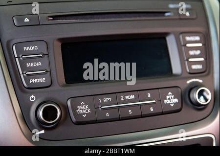 Nahaufnahme des Multimedia-Bedienfelds des modernen Autos Stockfoto