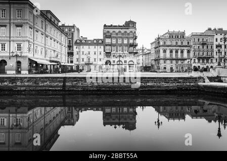 Triest - Dezember 2016, Italien: Fassaden der alten historischen Gebäuden im Wasser Kanal wider, Schwarz und Weiß Foto Stockfoto