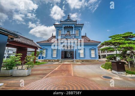 Tsuruoka, Yamagata, Japan - 3. August 2019: Ehemalige Polizeistation Tsuruoka. Gebäude im westlichen Stil. Meiji-Zeit. Wichtiges Kulturgut Stockfoto