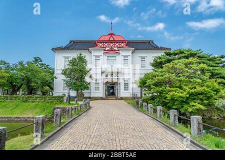 Tsuruoka, Yamagata, Japan - 3. August 2019 : Taihokan Museum im westlichen Stil von 1915. Ehemaliges Rathaus. Das Hotel befindet sich im Tsuruoka Park in der Nähe von Shonai-jinja Stockfoto