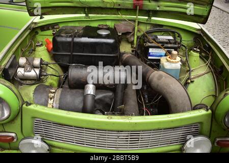 Motor eines grünen Autos des "Trabant 601 Vintage" von oberhalb von Berlin Stockfoto