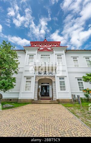 Tsuruoka, Yamagata, Japan - 3. August 2019 : Taihokan Museum im westlichen Stil von 1915. Ehemaliges Rathaus. Das Hotel befindet sich im Tsuruoka Park in der Nähe von Shonai-jinja Stockfoto