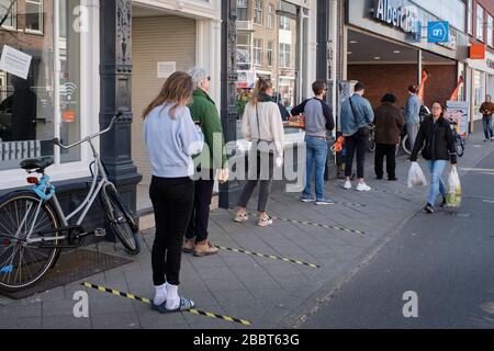 Corona Maßnahmen: Soziale Distanzierung am Eingang des Supermarkts Albert Heijn (im Besitz von Ahold) in Utrecht, Niederlande. Stockfoto