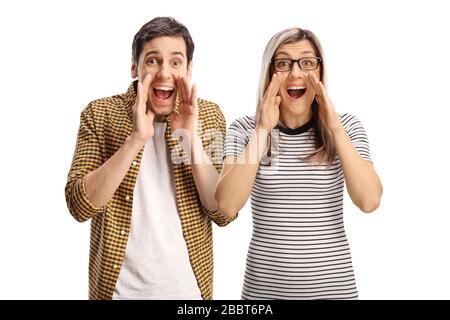 Junger Mann und Frau, die isoliert auf weißem Hintergrund schreien Stockfoto