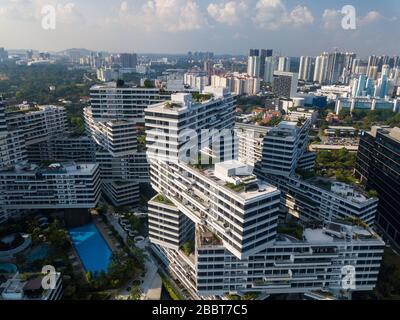 Drone-Ansicht der Interlace-Wohnungen in Singapur Stockfoto