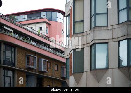 Postmodern Architecture Roof Windows baute Brick Warehouses auf der Horselydown Lane Shad Thames, London, SE1 um Stockfoto