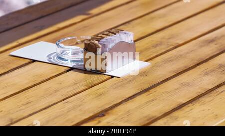 Zuckerschüssel auf einem Holztisch in einem Restaurant Stockfoto