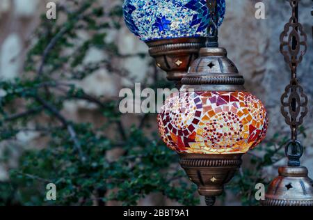 Rote und blaue türkische Lampen auf grünem Holzhintergrund Stockfoto