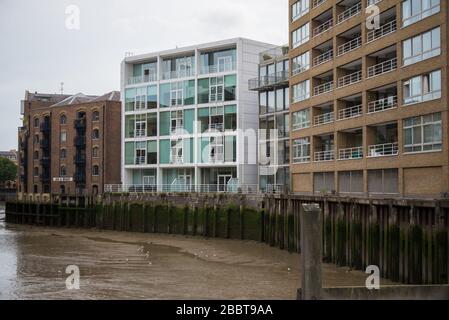 Umgebaute viktorianische Lagerhallen Balkone Windows Riverside River Thames St. Saviors Dock Shad Thames, London, SE1 Stockfoto