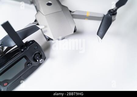 quadrocopter Drohne auf einem weißen Tisch Stockfoto