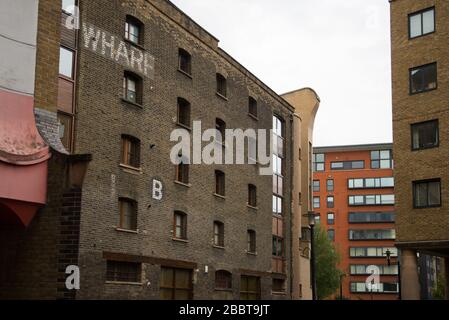 Umgebaute viktorianische Lagerhallen Balkone Windows Riverside River Thames St. Saviors Dock Shad Thames, London, SE1 Stockfoto