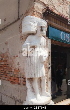 Campo dei Mori, eine antike, antike, antike, antike Statue mit eiserner Nase, Bezirk Cannaregio von Venedig Stockfoto