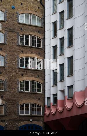 Art-Deco-Detail umgebaute viktorianische Lagerhallen Balkone Windows Riverside River Thames St. Saviors Dock Shad Thames, London, SE1 Stockfoto