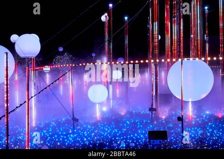 Weihnachtsbeleuchtung mit roten und weißen Lichtern in Tokio Stockfoto