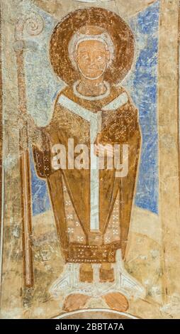 Romanisches Fresko aus dem Jahr 1125 eines Erzbischofs mit Tonsure und dem Gauner in der Hand in der Finja-Kirche, Schweden, 9. Mai 2018 Stockfoto