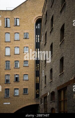 Umgebaute viktorianische Lagerhallen Balkone Windows Riverside River Thames St. Saviors Dock Shad Thames, London, SE1 Stockfoto