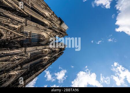 Kölner Dom, Blick auf die Westfaade, auf den Nordturm Arbeitsgerüst mit Steinschlagschutz Köln, Deutschland, Stockfoto