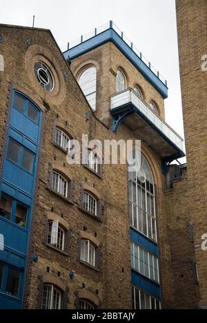 Umgebaute viktorianische Lagerhallen Balkone Windows Riverside River Thames St. Saviors Dock Shad Thames, London, SE1 Stockfoto