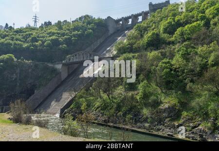 Kardzhali-Staudamm in der Nähe der Rhodopen-Berge im Südosten Bulgariens Stockfoto