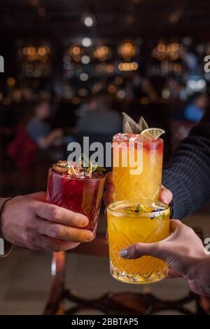 Toast unter Freunden, um nach der Arbeit in einem Bar-Restaurant zu feiern. Stockfoto