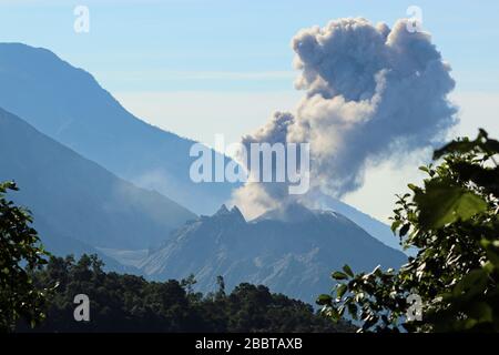 Ausbruch von Volcán Santa María aus der Laguna Chicabal Stockfoto