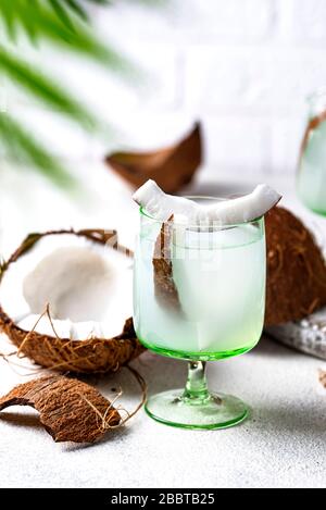Natürliches, gesundes frisches Kokoswasser Stockfoto