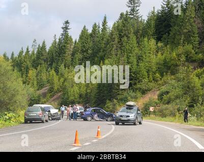 Svalyava, Ukraine. 11. August 2019: Tödlicher Verkehrsunfall. Reales Ereignis. Zwei Autos sind auf der Straße abgestürzt. Der Polizist verhört Teilnehmer und Witz Stockfoto