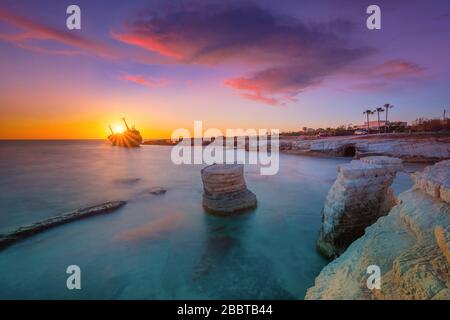 Edro III Schiffbruch bei Sonnenuntergang in der Nähe von Coral Bay, Peyia, Paphos, Zypern Stockfoto