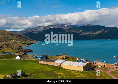 Blick auf Narsarsuq und Fjord von oben. Sommer in Grönland Stockfoto