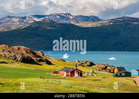 Blick auf Narsarsuq und Fjord von oben. Sommer in Grönland. Im Hintergrund Berge und blauer Himmel mit einigen Wolken. Stockfoto