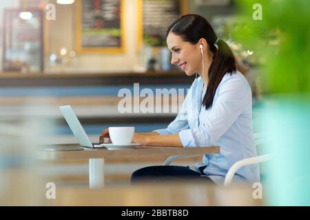 Junge Geschäftsfrau, die im Café arbeitet Stockfoto