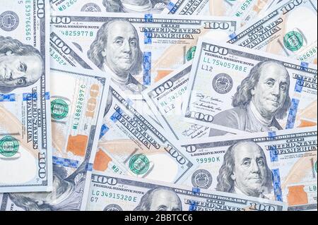 Hintergrund zahlreicher neuer 100-Dollar-Banknoten mit einem Porträt von US-Präsident Benjamin Franklin Stockfoto