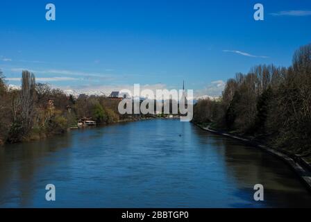 Der Fluss Po fließt durch das Herz von Turin in Italien Stockfoto
