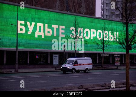 Moskau, Russland. April 2020. Die Aufschrift "sei gesund" auf einer riesigen Leinwand an der Fassade des Oktoberkinos auf der Novy Arbat Avenue im Zentrum Moskaus während der COVID-19-Epidemie des Coronavirus Stockfoto