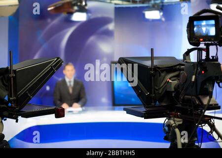 Video-Kamera-Objektiv - Aufnahme Show im TV-Studio - Fokus auf Kamera Stockfoto