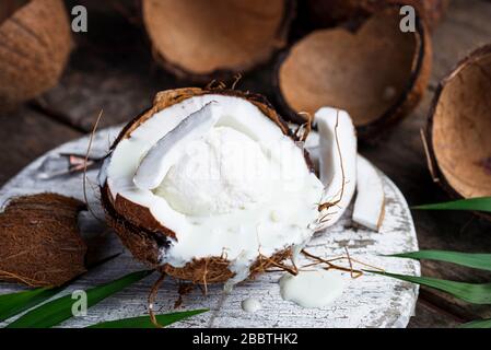 Kokosnussdessert mit Eiscreme Stockfoto
