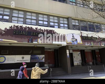 New York, USA. April 2020. April 2020, International, Brooklyn, USA: (NEU) COVID-19:Schließung von Schulen in Brooklyn.April 1.2020,Brooklyn,New York,USA: Schulen in ganz Brooklyn und anderen Teilen des Staates New York und im Land schlossen bis auf weiteres und auch, die Verlängerung der Isolation, bleiben zu Hause Richtlinien bis zum 30. April, die von Präsident Trump Regierung herausgegeben wurden, fortgesetzt, um die Verbreitung von Coronavirus im Land zu stoppen. Die Schüler können zu festgelegten Stunden und Tagen in ihre Schulen gehen, um ihre Mittagsmahlzeiten und Laptops zu sammeln und Schulen zu konsultieren. Stockfoto