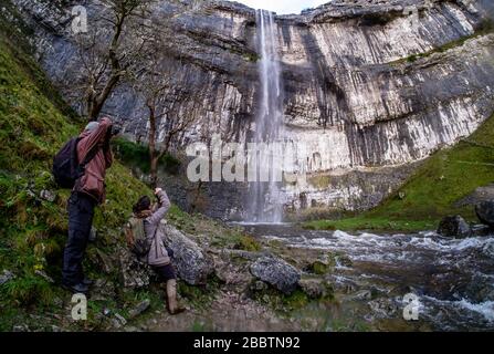 Wasser fließt über Malham Cove. Dezember 2015, nach einer Phase starken Regens, wird Malham Cove vorübergehend zum höchsten frei fallenden Wasserfall Großbritanniens. Die 80 m hohe vertikale Kalkfelsklippe im Herzen des Yorkshire Dales National Park wurde in der letzten Eiszeit gebildet, aber Wasser wurde nicht gesehen, um von seinem Rand in lebendigem Gedächtnis zu kaskadieren (siehe "zusätzliche Informationen") © Ian Wray/Alamy Stockfoto