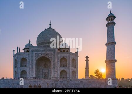 Sonnenuntergang Blick auf das Weltwunder Taj Mahal Indien Stockfoto