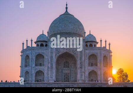 Sonnenuntergang Blick auf das Weltwunder Taj Mahal Indien Stockfoto