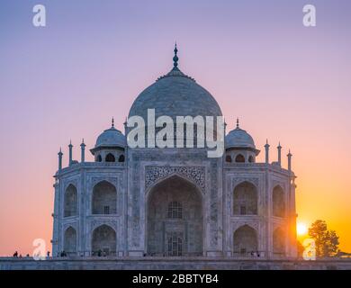 Sonnenuntergang Blick auf das Weltwunder Taj Mahal Indien Stockfoto