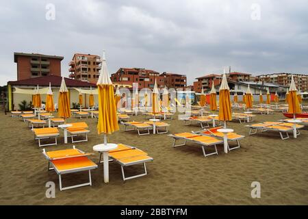 An einem bewölkten Tag liegen an einem einsamen Strand. Toskana. Italien. Stockfoto