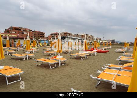 An einem bewölkten Tag liegen an einem einsamen Strand. Toskana. Italien. Stockfoto