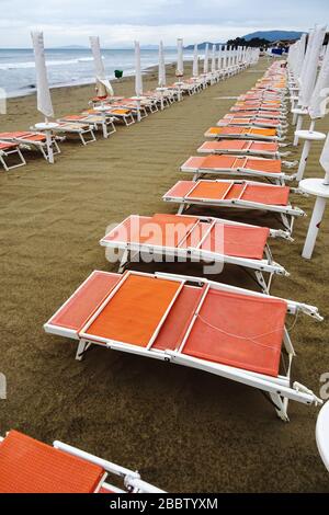 An einem bewölkten Tag liegen an einem einsamen Strand. Toskana. Italien. Stockfoto