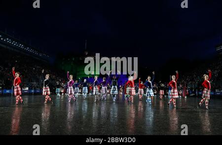 Edinburgh, Großbritannien. April 2020. File Photo aufgenommen am 6. August 2019 zeigt Darsteller vor dem Edinburgh Castle während des Royal Edinburgh Military Tattoo 2019 in Edinburgh, Großbritannien. Zum ersten Mal seit über 70 Jahren läuft eine Reihe von Festivals, die Edinburgh jedes Jahr im August zum weltweit führenden Kulturziel machen, aufgrund der Bedenken wegen der COVID-19-Pandemie nicht wie geplant voran, sagten die Veranstalter am 1. April 2020. Credit: Han Yan/Xinhua/Alamy Live News Stockfoto