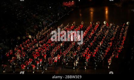 Edinburgh, Großbritannien. April 2020. Das Dateifoto, aufgenommen am 6. August 2019, zeigt militärische Darsteller vor dem Edinburgh Castle während des Royal Edinburgh Military Tattoo 2019 in Edinburgh, Großbritannien. Zum ersten Mal seit über 70 Jahren läuft eine Reihe von Festivals, die Edinburgh jedes Jahr im August zum weltweit führenden Kulturziel machen, aufgrund der Bedenken wegen der COVID-19-Pandemie nicht wie geplant voran, sagten die Veranstalter am 1. April 2020. Credit: Han Yan/Xinhua/Alamy Live News Stockfoto