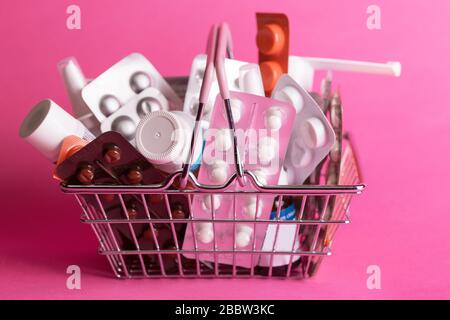 Preise für Konsumkorbprodukte mit Medikamenten auf pinkfarbenem Hintergrund Stockfoto